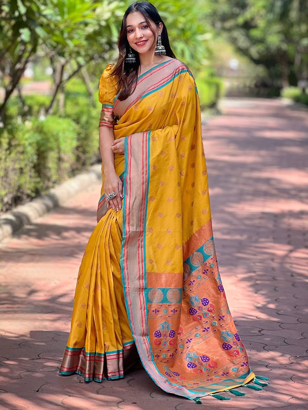 

DEVATITHI Woven Design Zari Silk Blend Paithani Saree, Yellow