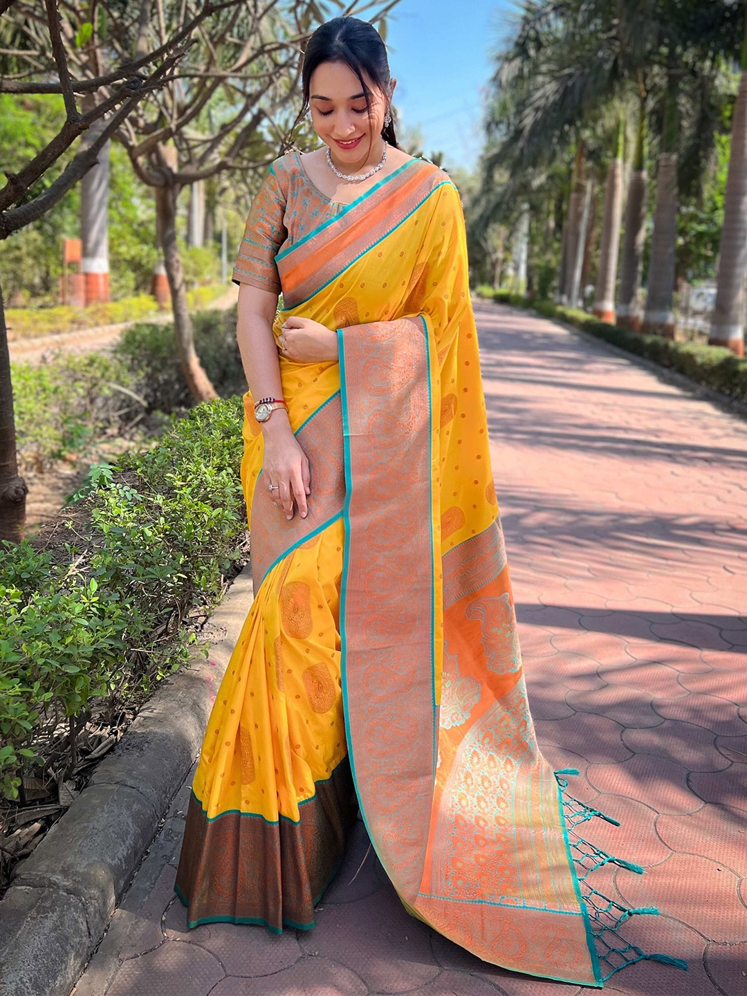 

DEVATITHI Woven Design Zari Silk Blend Banarasi Saree, Yellow