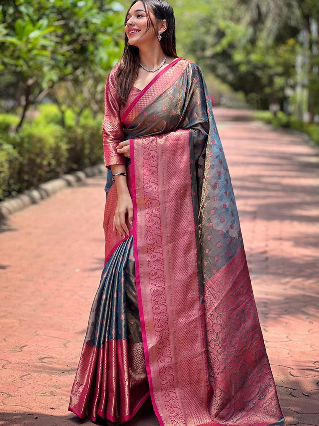 

DEVATITHI Woven Design Zari Silk Blend Kanjeevaram Saree, Black