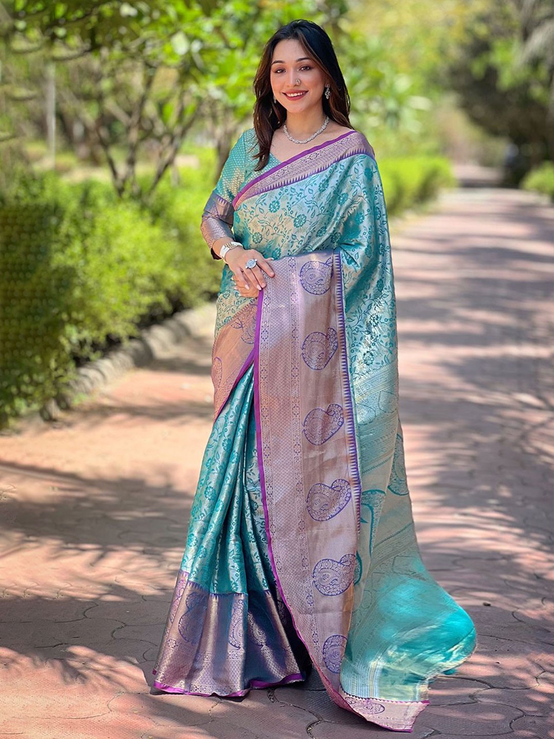 

DEVATITHI Woven Design Zari Silk Blend Kanjeevaram Saree, Navy blue