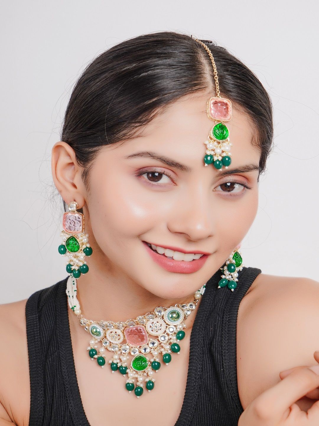 

Divisha Gold-Plated Artificial Stone-Studded & Beaded JewellerySet, Green