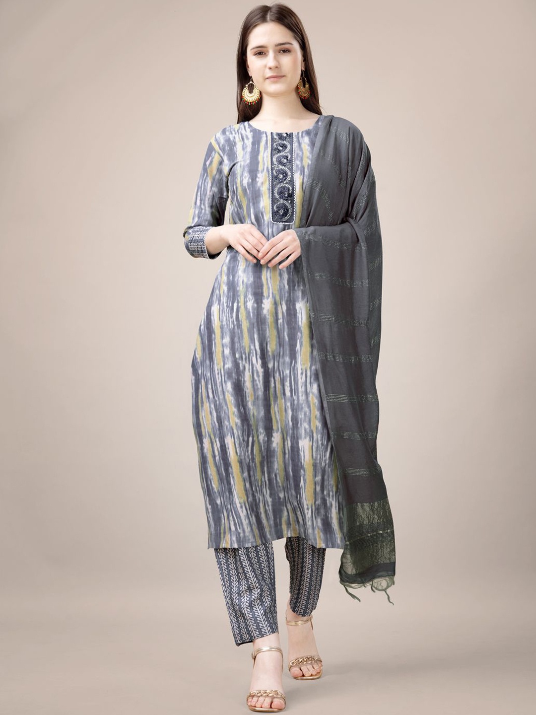 

Riddhi Textile Hub Women Ethnic Motifs Printed Regular Kurta with Trousers & With Dupatta, Grey