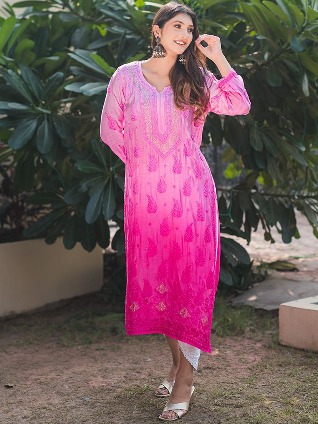 

Rangreza Ethnic Women Floral Embroidered Mukaish Kurta, Pink