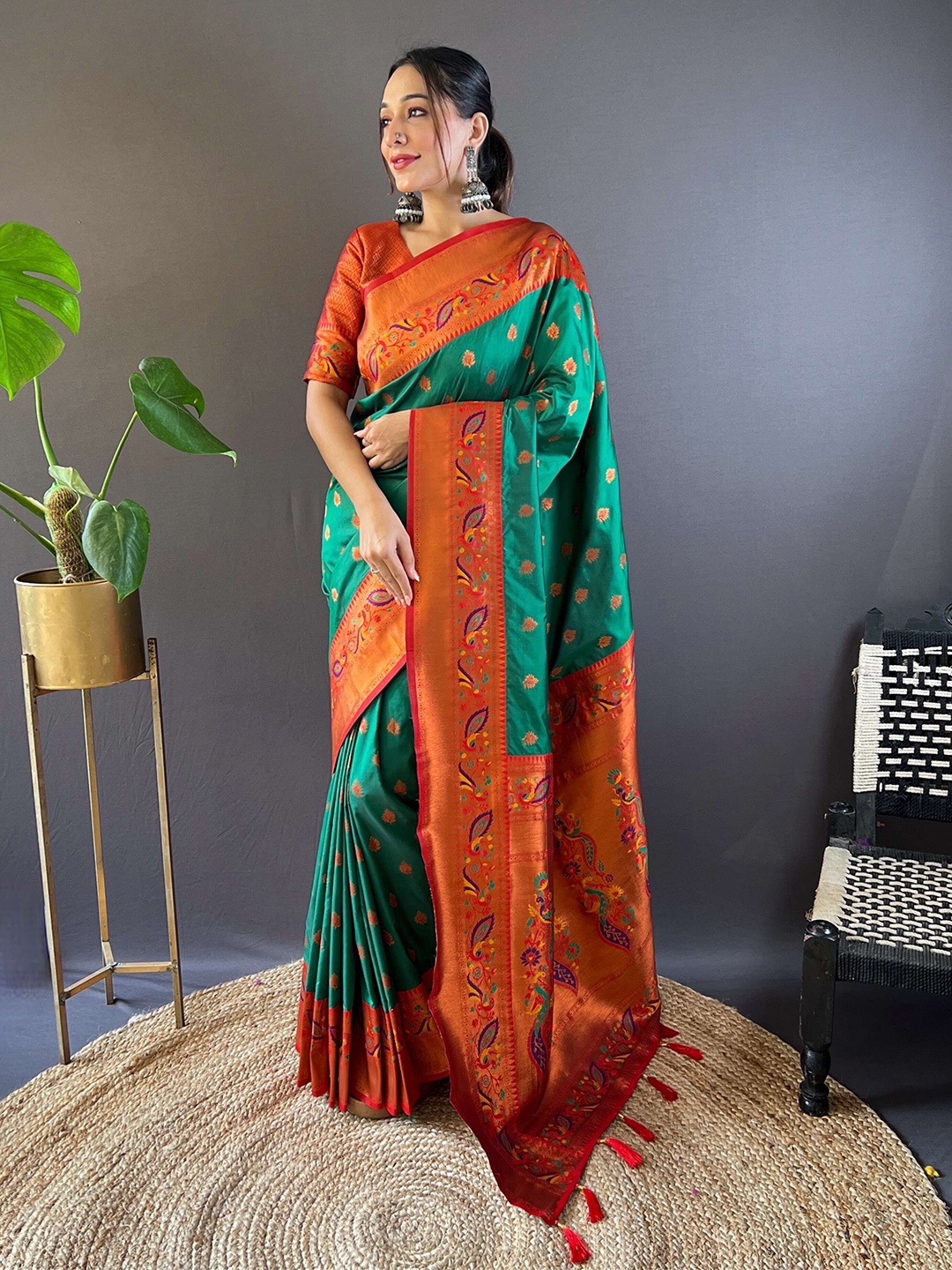 

DEVATITHI Woven Design Zari Silk Blend Paithani Saree, Green