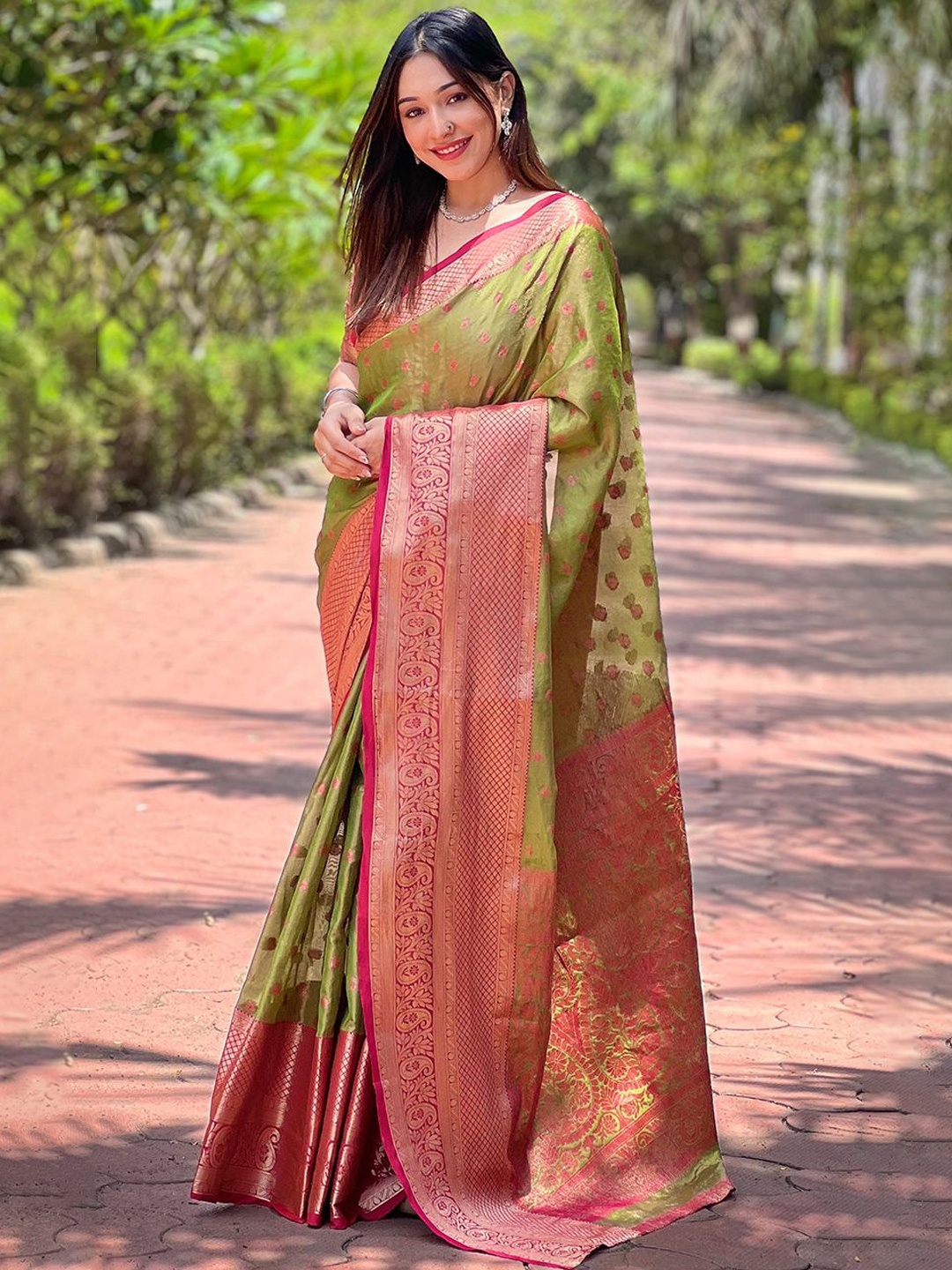 

DEVATITHI Woven Design Zari Silk Blend Kanjeevaram Saree, Lime green