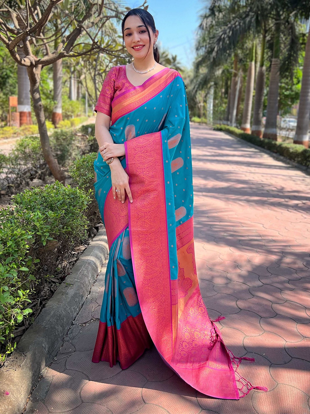 

DEVATITHI Woven Design Zari Silk Blend Banarasi Saree, Lime green