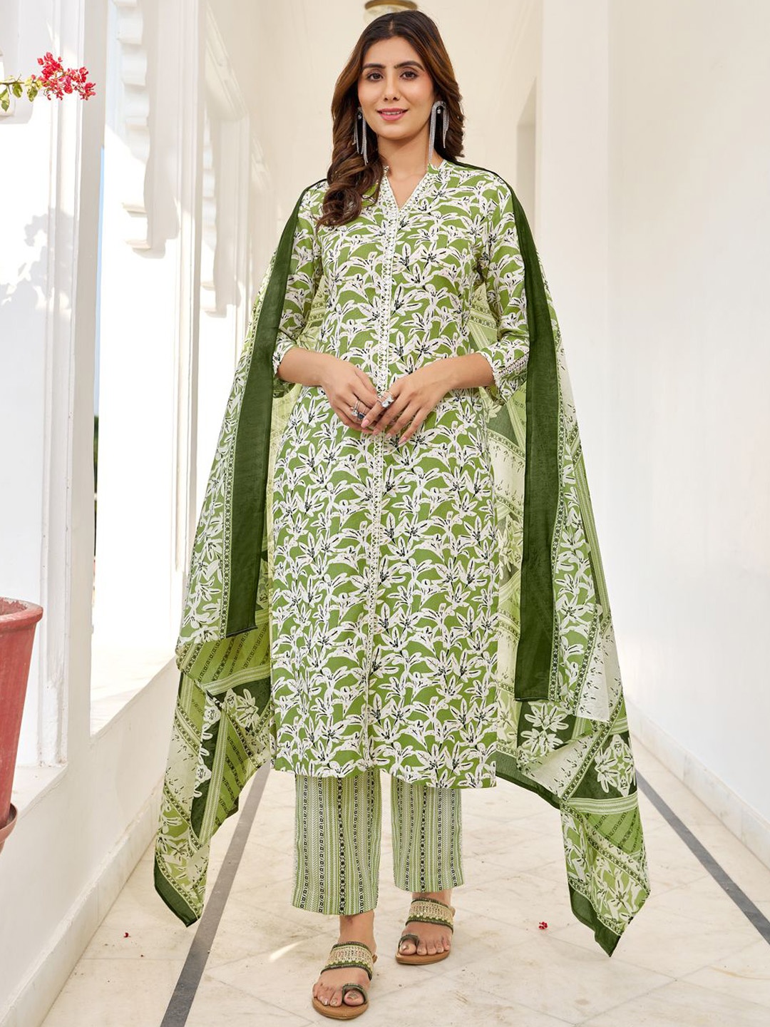 

VIBE VISION Women Floral Printed Regular Kurta with Trousers & With Dupatta, Green