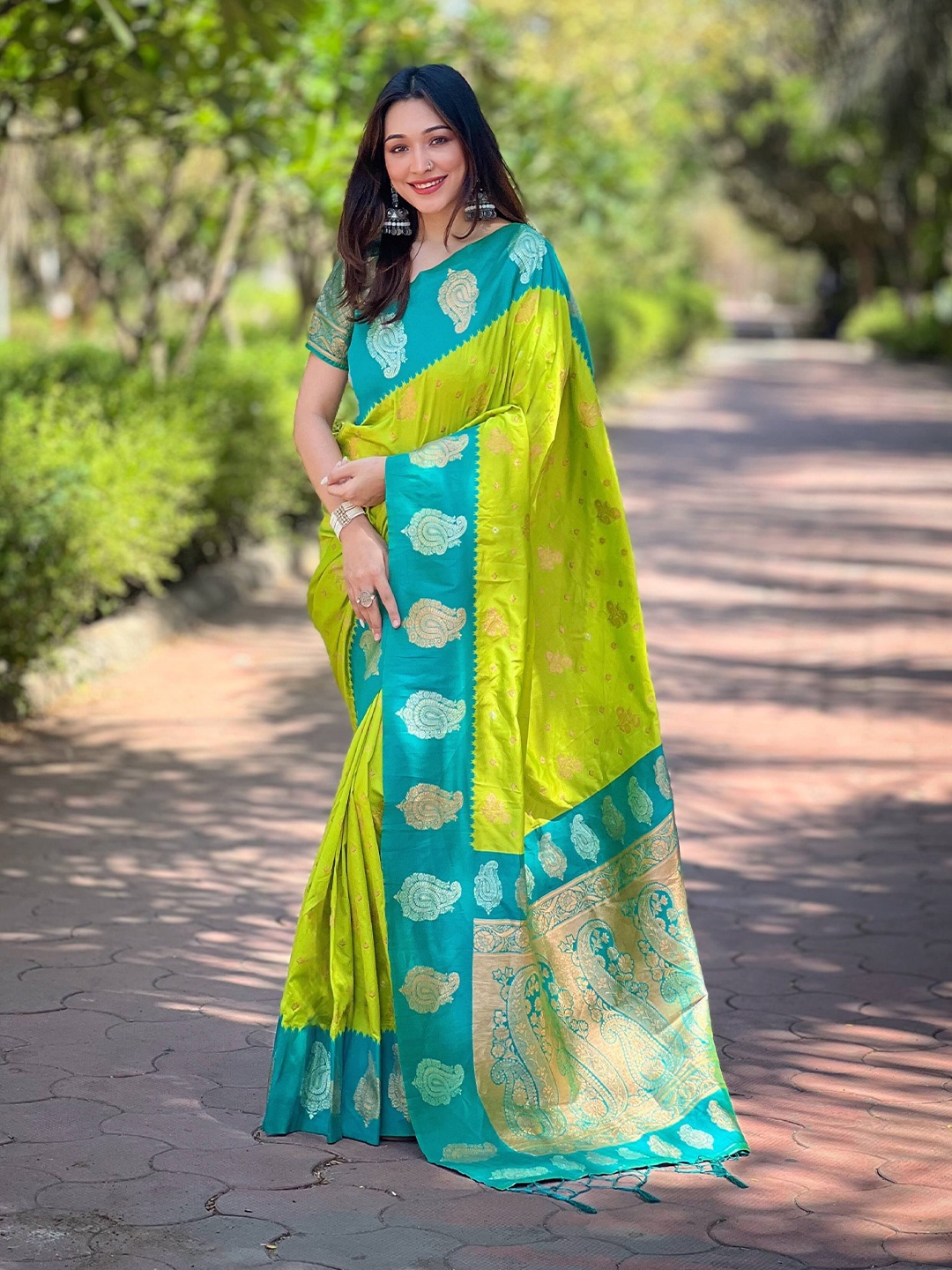 

DEVATITHI Woven Design Zari Silk Blend Saree, Lime green