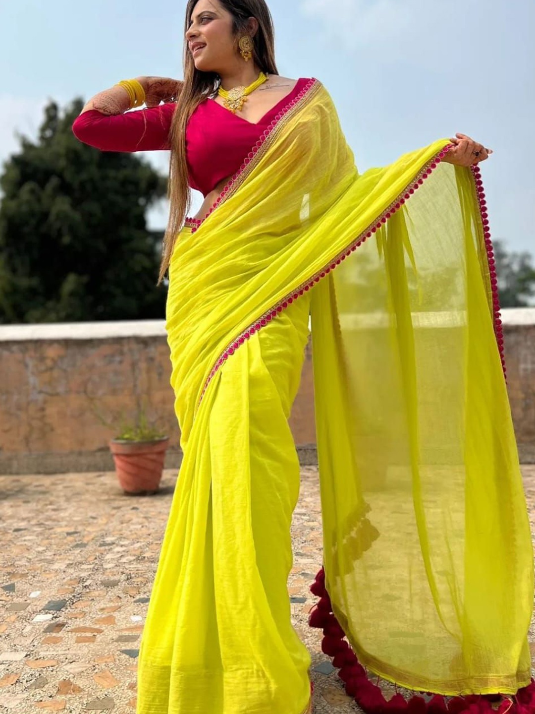 

LADY SHOPI Pure Georgette Saree, Yellow