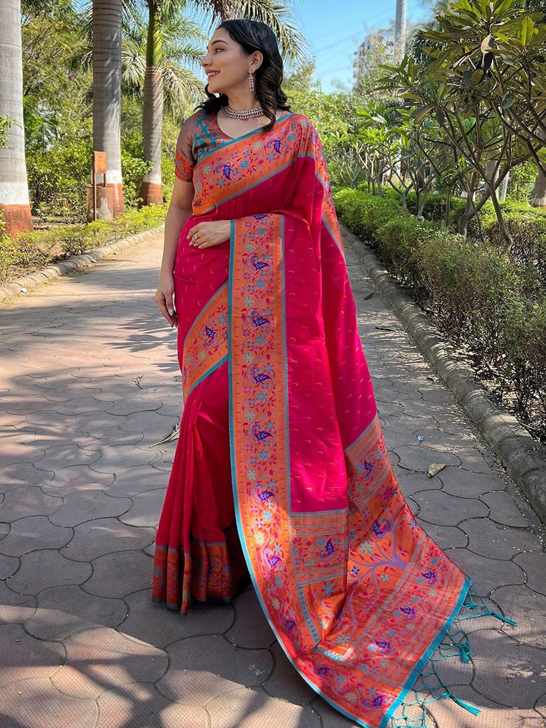 

DEVATITHI Woven Design Zari Silk Blend Paithani Saree, Pink