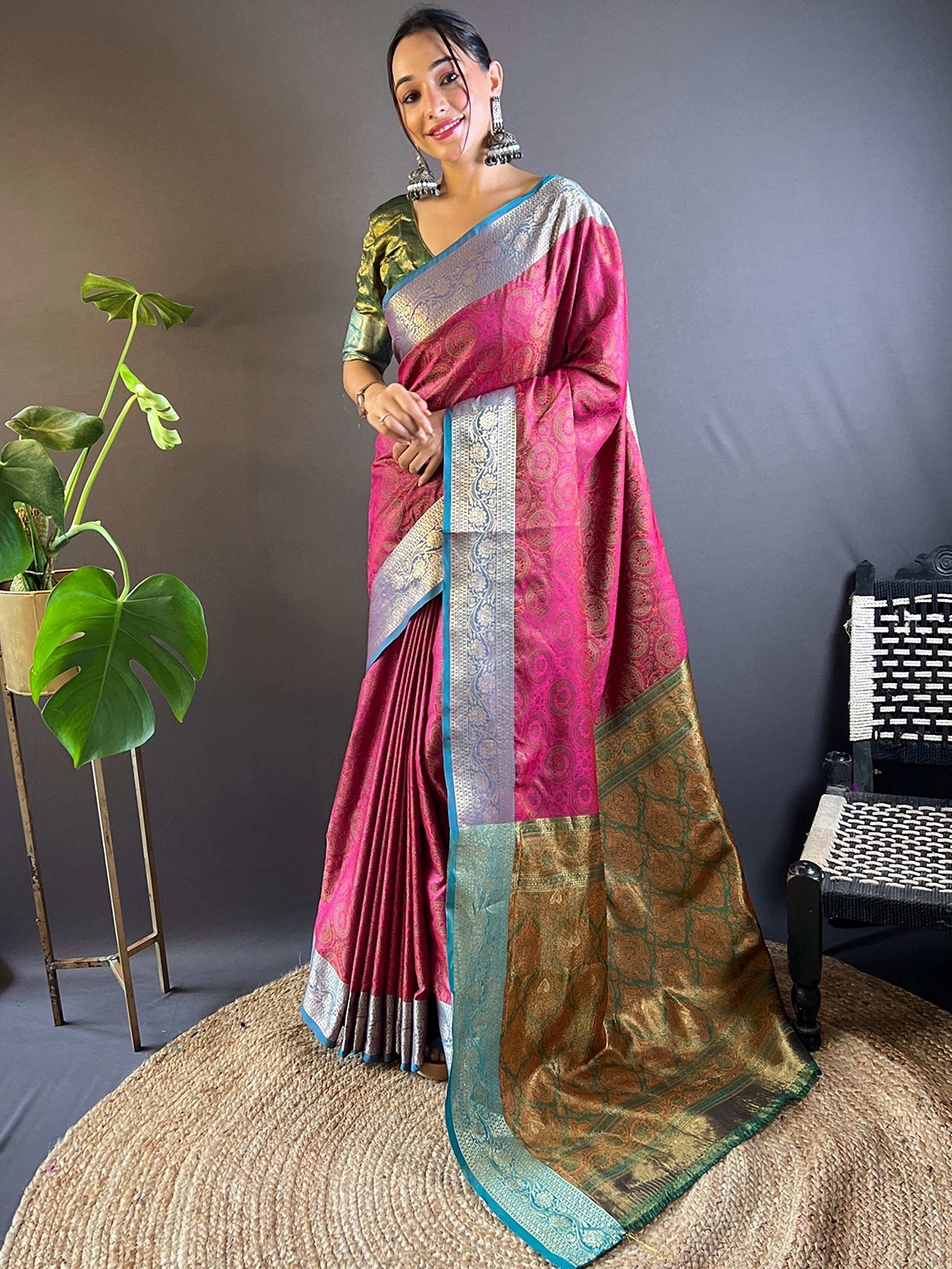 

DEVATITHI Woven Design Zari Silk Blend Banarasi Saree, Pink