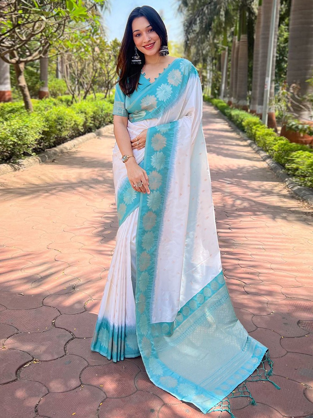 

DEVATITHI Woven Design Zari Silk Blend Banarasi Saree, White