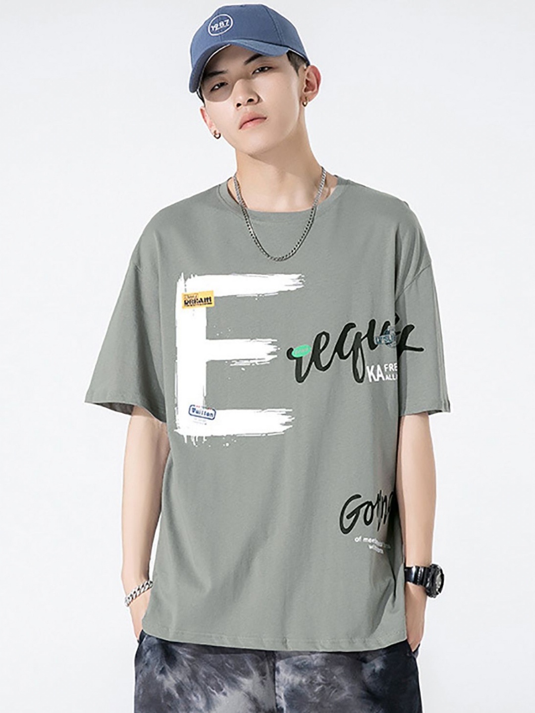 

StyleCast x Revolte Men Printed T-shirt, Grey