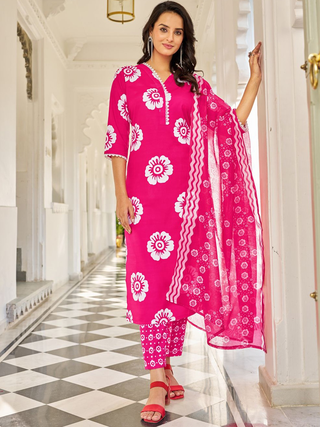 

VIBE VISION Women Floral Printed Regular Kurta with Trousers & With Dupatta, Pink