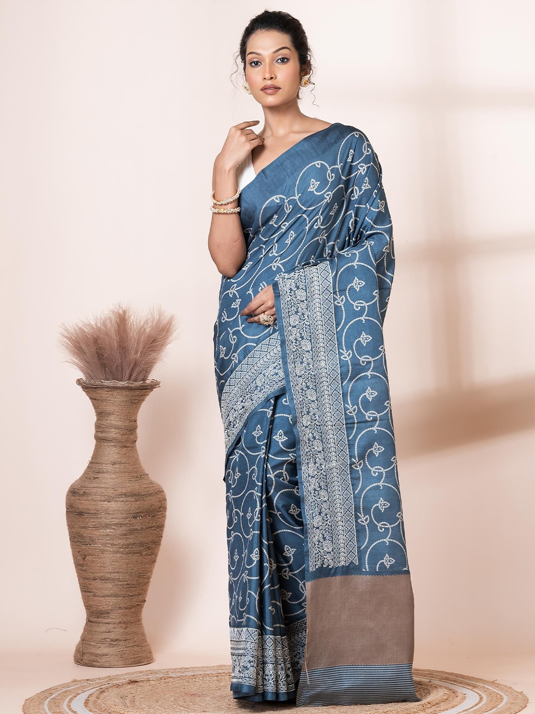 

VIBHAVARI Floral Embroidered Silk Blend Saree, Blue