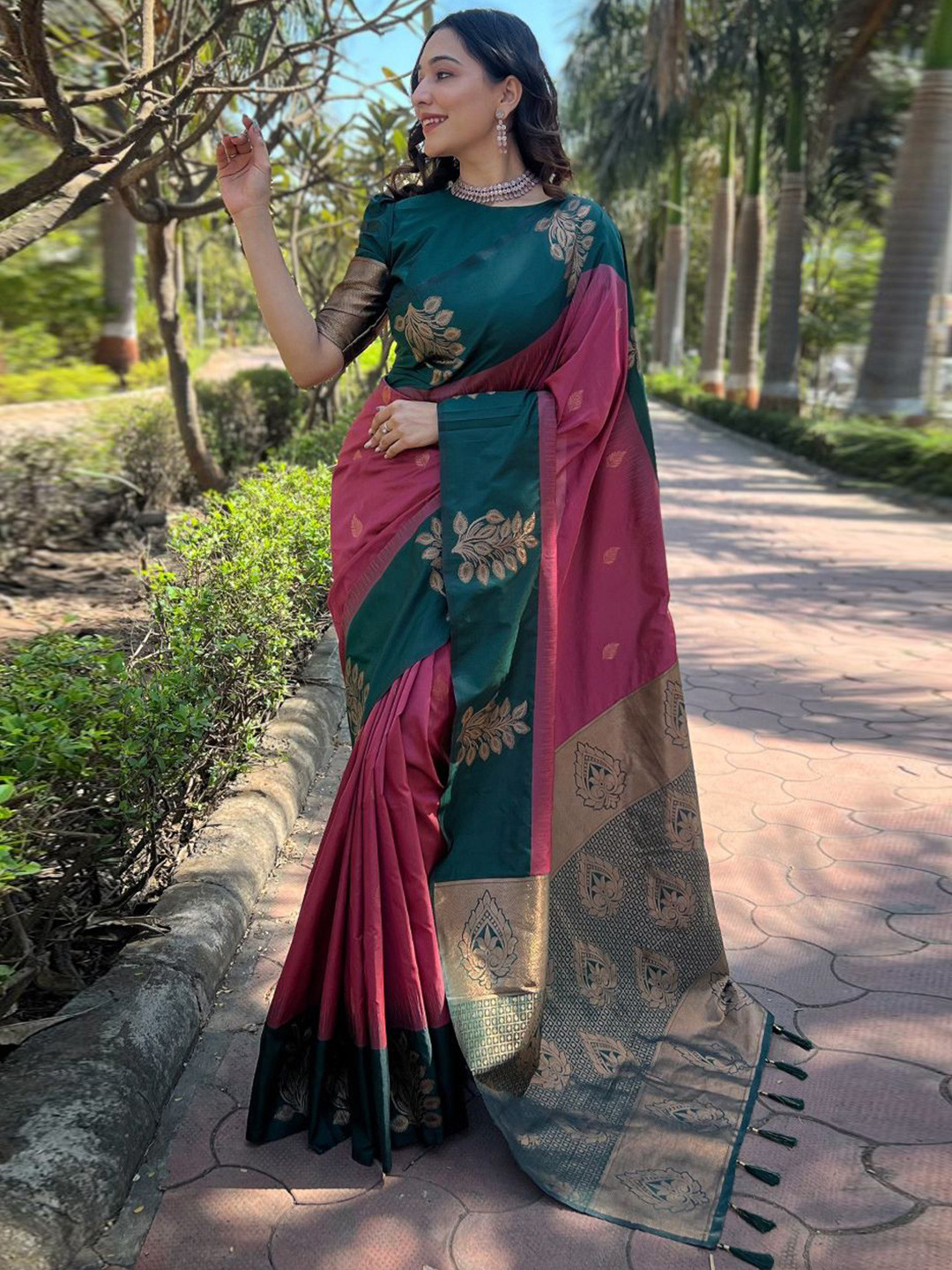 

DEVATITHI Woven Design Zari Silk Blend Banarasi Saree, Pink