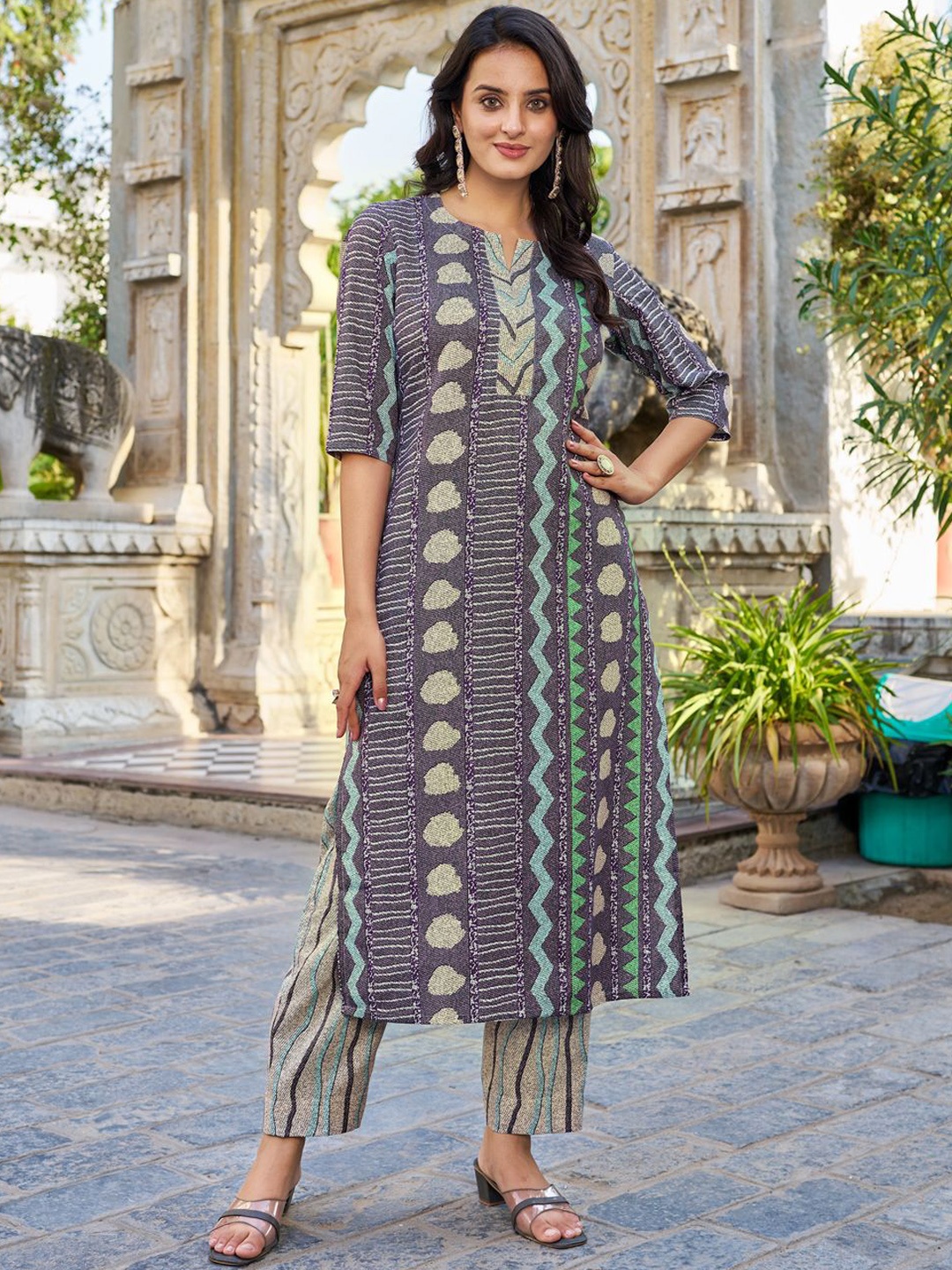 

VIBE VISION Women Floral Printed Regular Kurta with Trousers, Grey