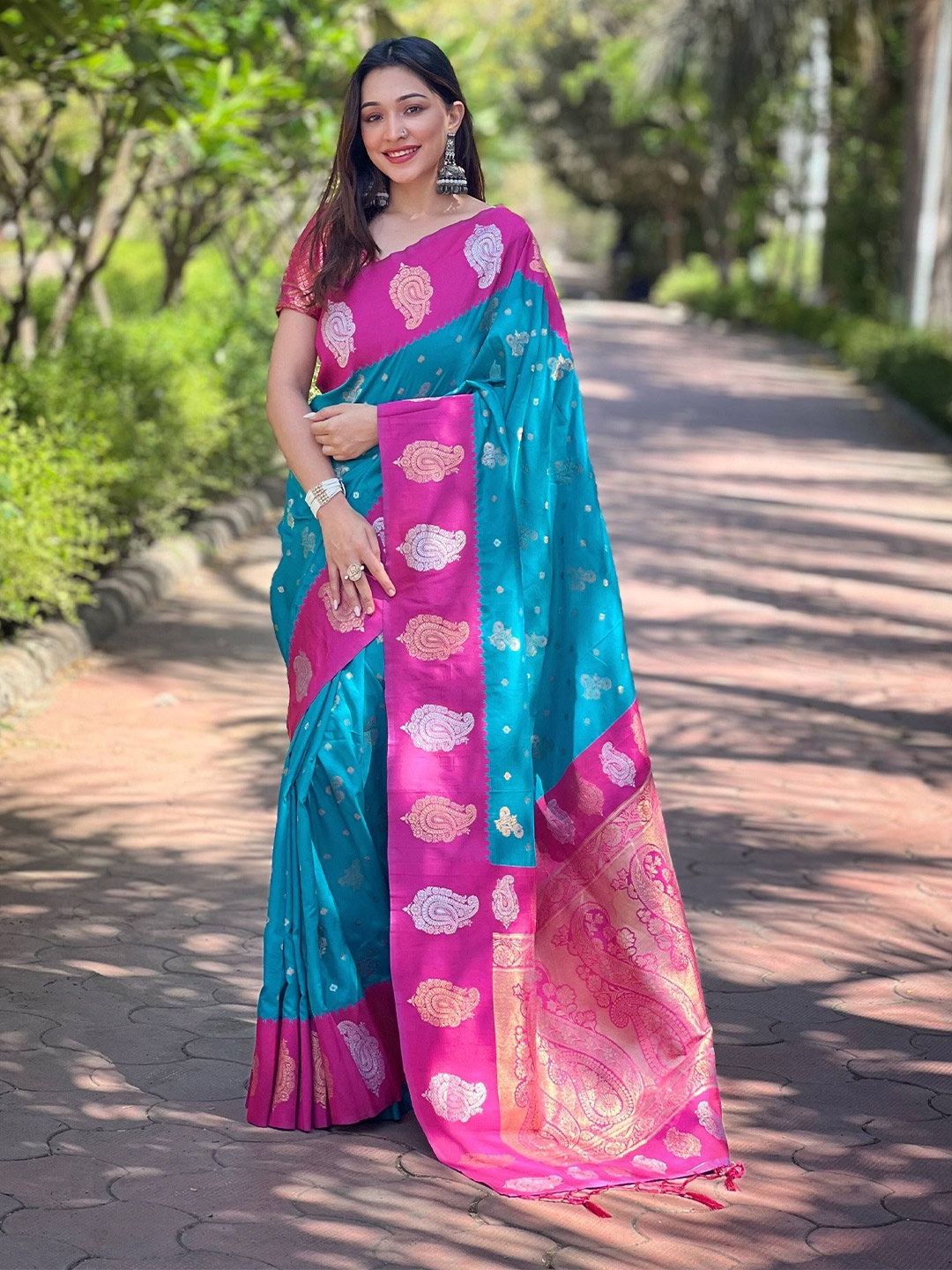 

DEVATITHI Woven Design Zari Silk Blend Saree, Blue
