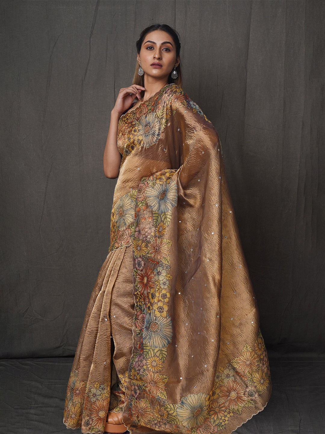 

Unnati Silks Floral Sequinned Organza Block Print Saree, Gold