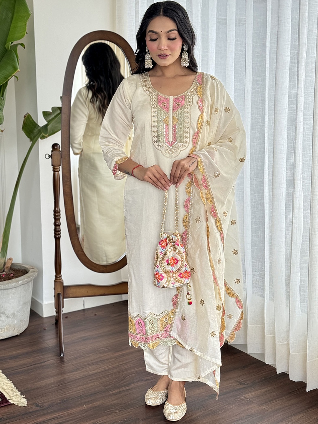 

TWINS LADY Women Ethnic Motifs Embroidered Regular Thread Work Chanderi Silk Kurta with Trousers & With, Cream