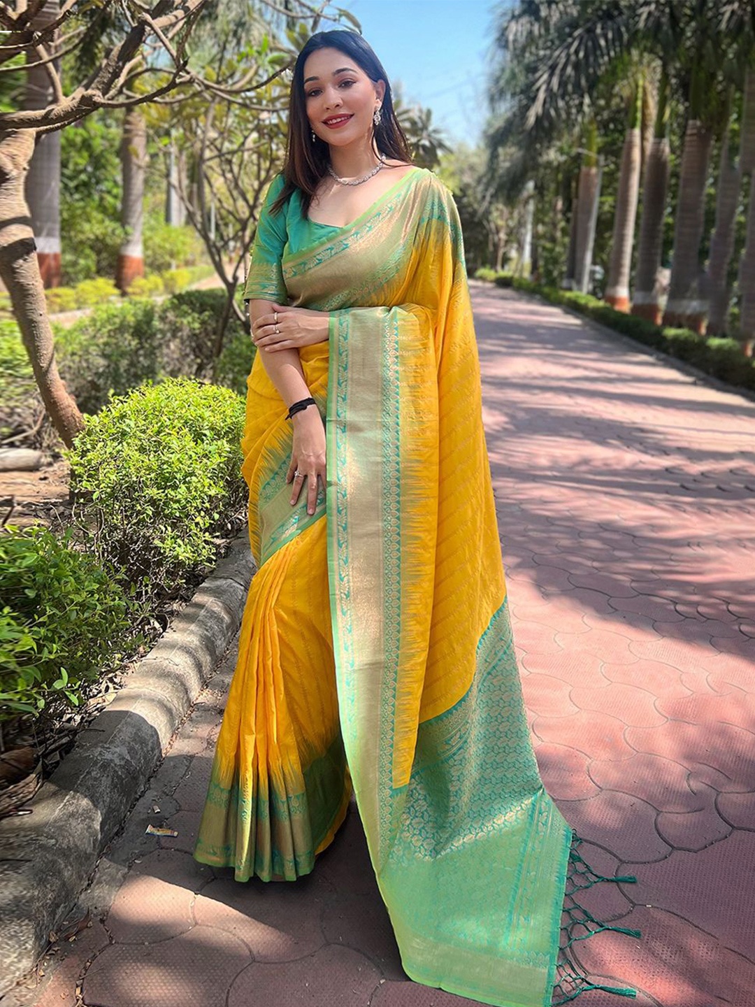 

DEVATITHI Woven Design Zari Silk Blend Banarasi Saree, Yellow