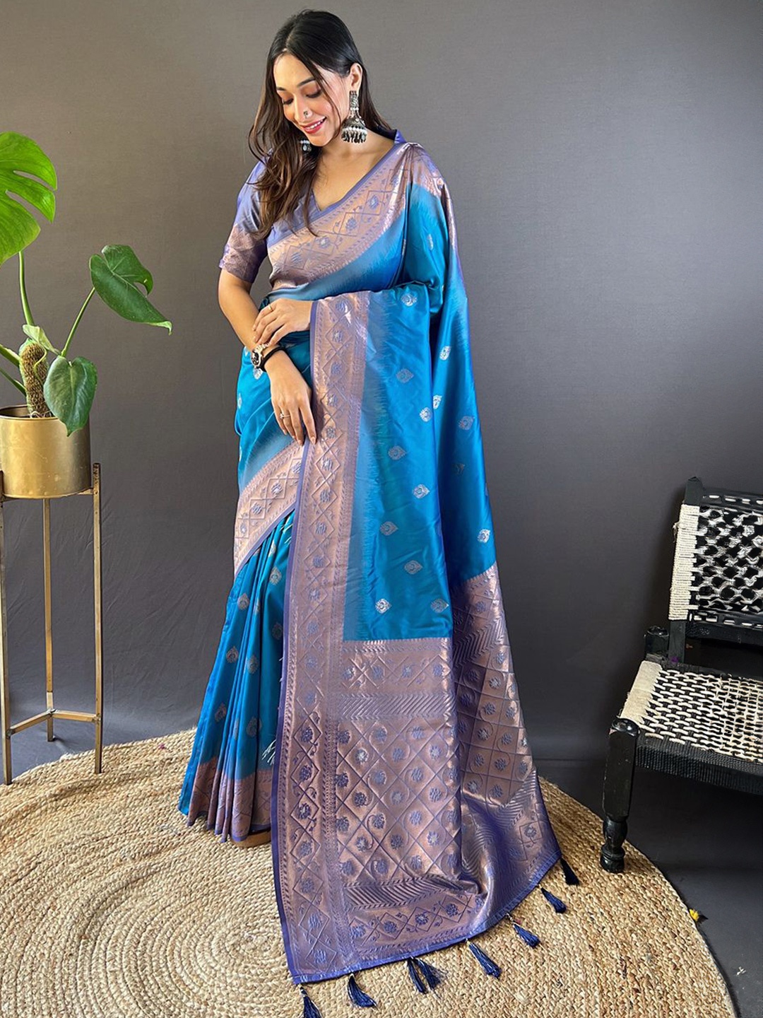 

DEVATITHI Woven Design Zari Silk Blend Banarasi Saree, Blue