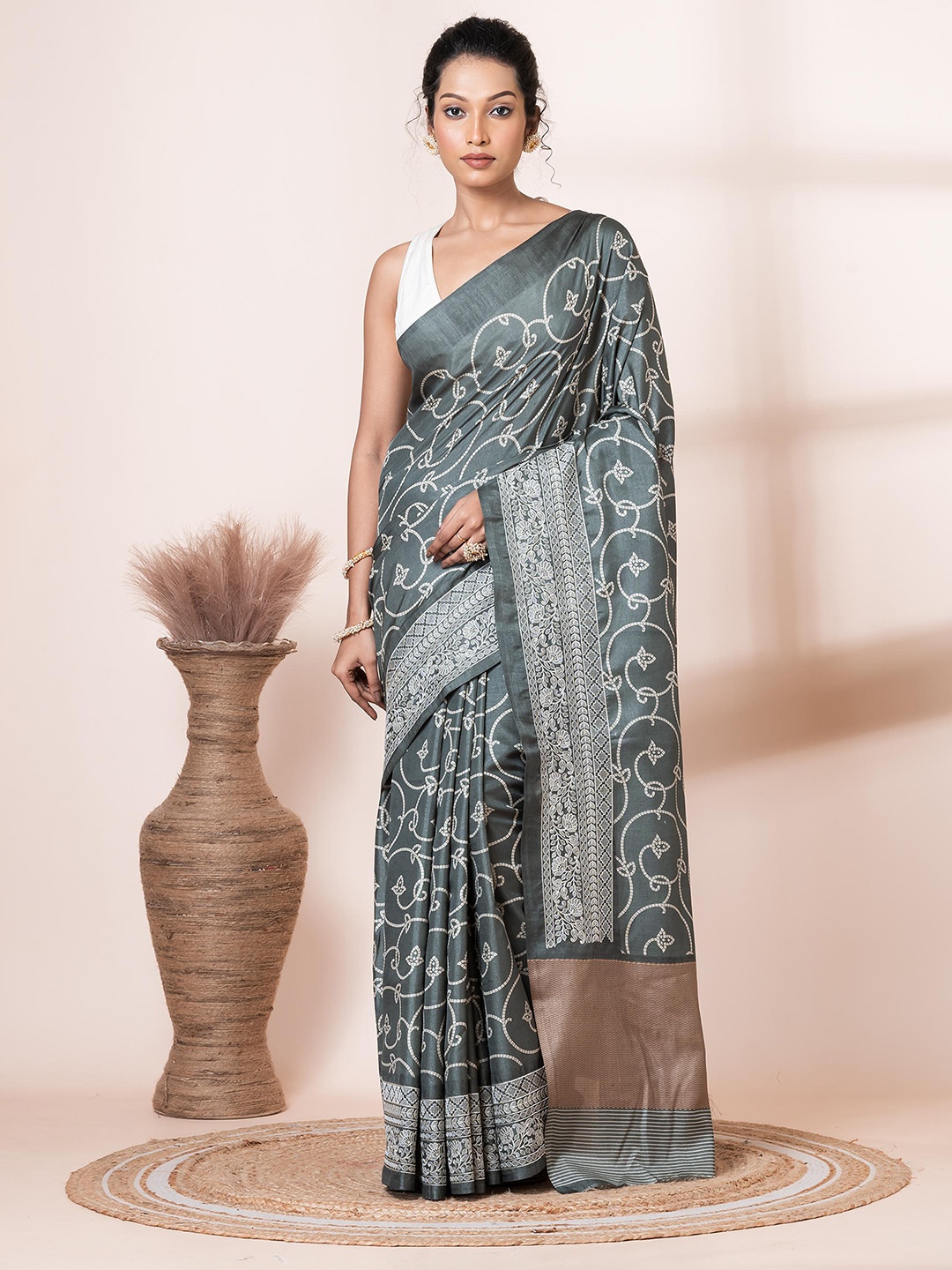 

VIBHAVARI Floral Embroidered Silk Blend Saree, Green