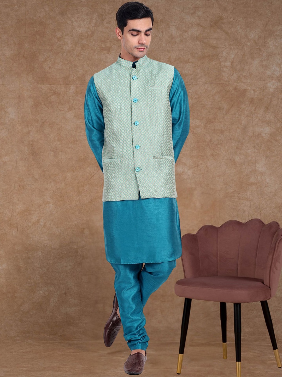 

SKAVIJ Mandarin Collar Straight Kurta With Pyjamas & Nehru Jacket, Turquoise blue