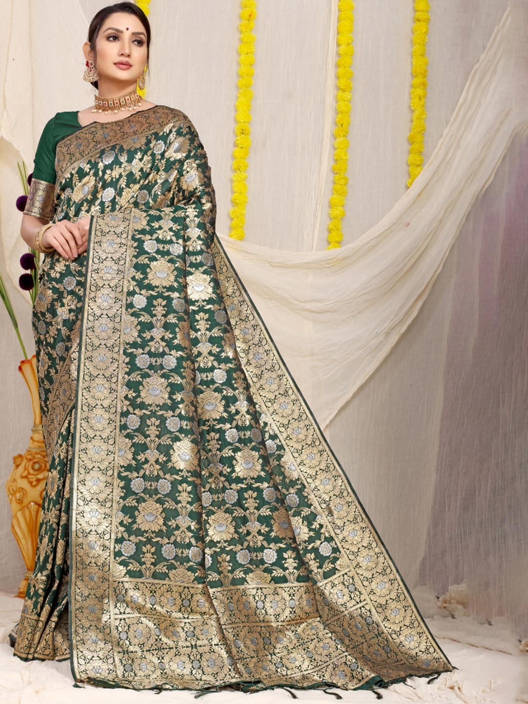 

Royal Rajgharana Saree Woven Design Zari Pure Silk Banarasi Sarees, Green
