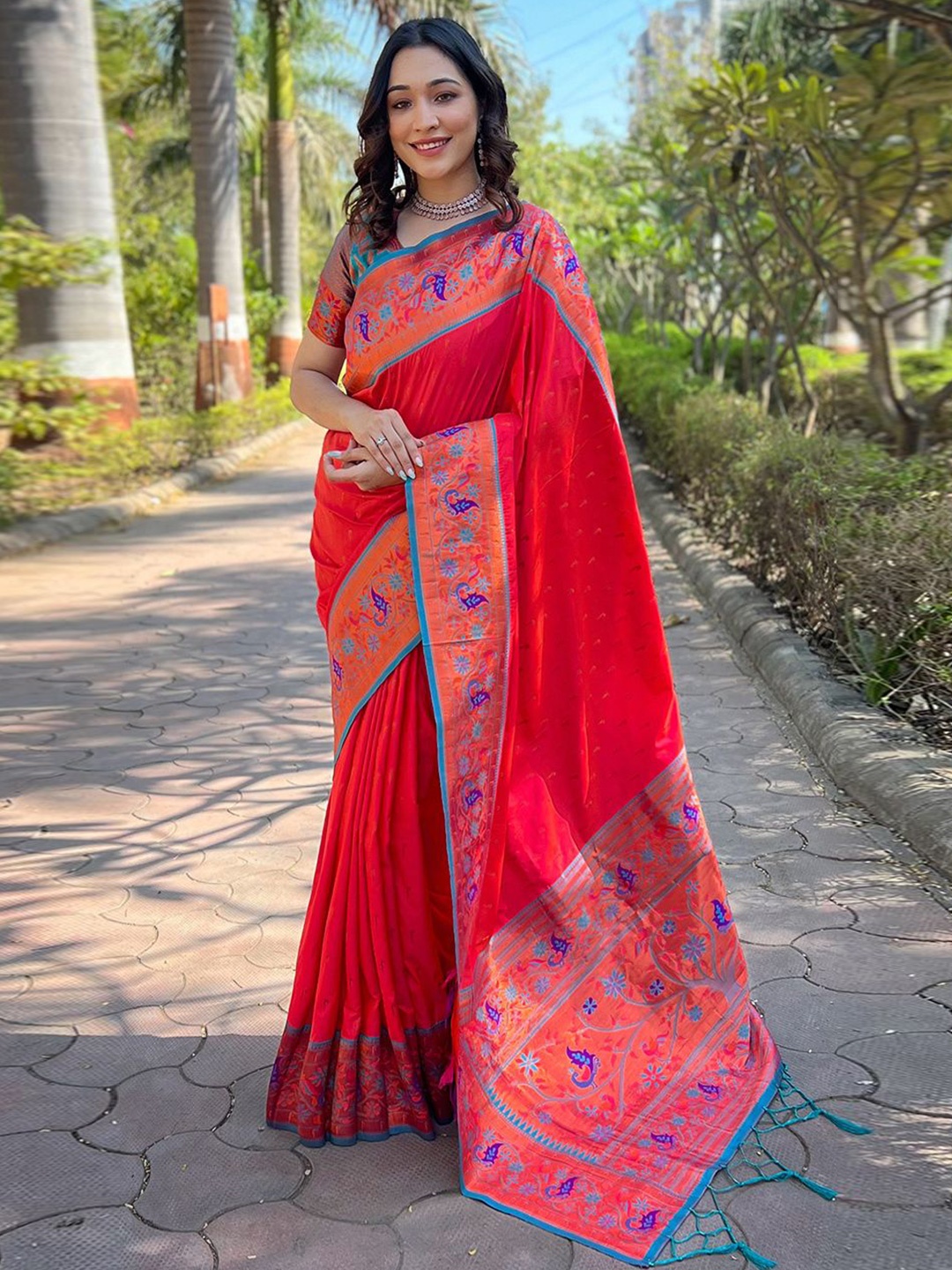 

DEVATITHI Woven Design Zari Silk Blend Paithani Saree, Red