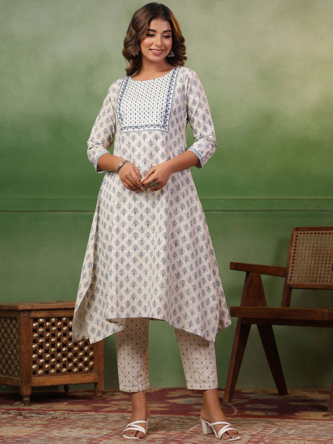 

Span Women Floral Printed Regular Kurta with Trousers, White