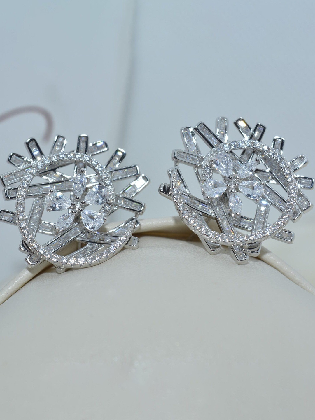 

Luxevogue Contemporary Studs Earrings, White