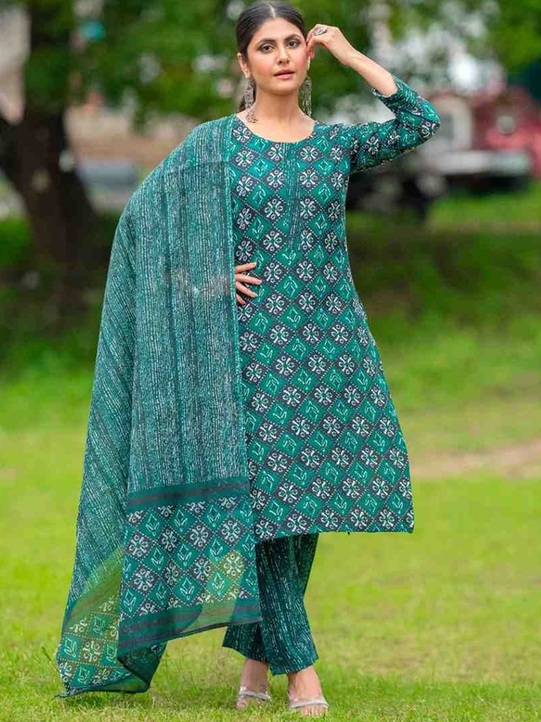 

Mesqlu Women Floral Printed Regular Kurta with Trousers & With Dupatta, Green