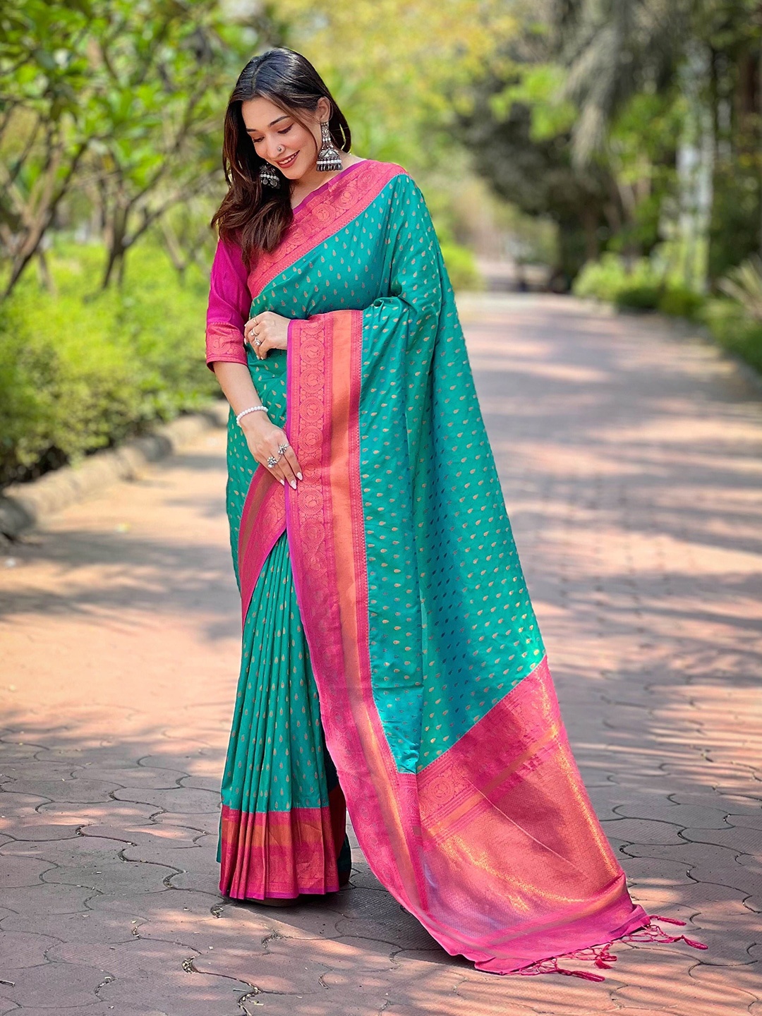 

DEVATITHI Woven Design Zari Silk Blend Paithani Saree, Green