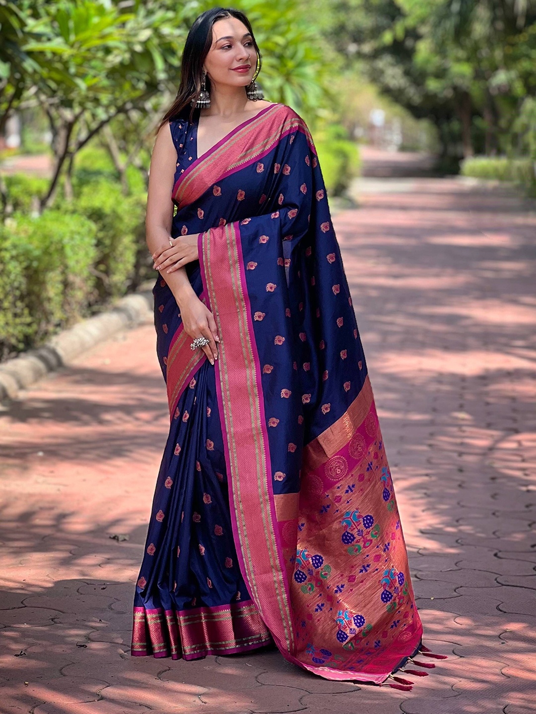 

DEVATITHI Woven Design Zari Silk Blend Paithani Saree, Blue