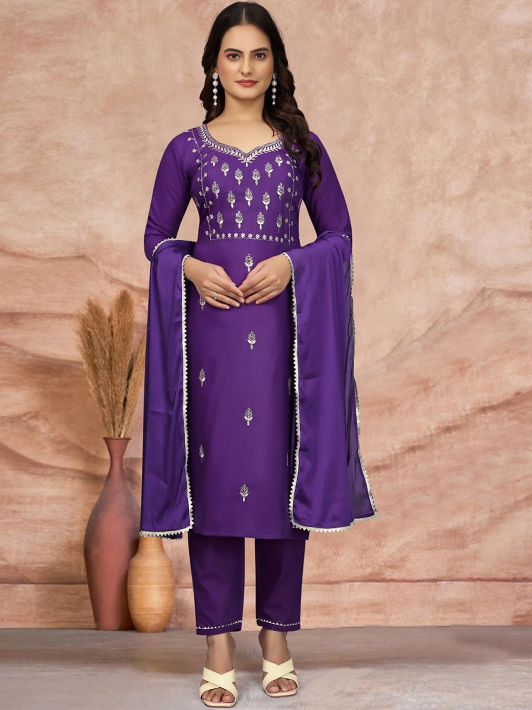 

REALLTREND Women Embroidered Regular Thread Work Kurta with Trousers & With Dupatta, Purple