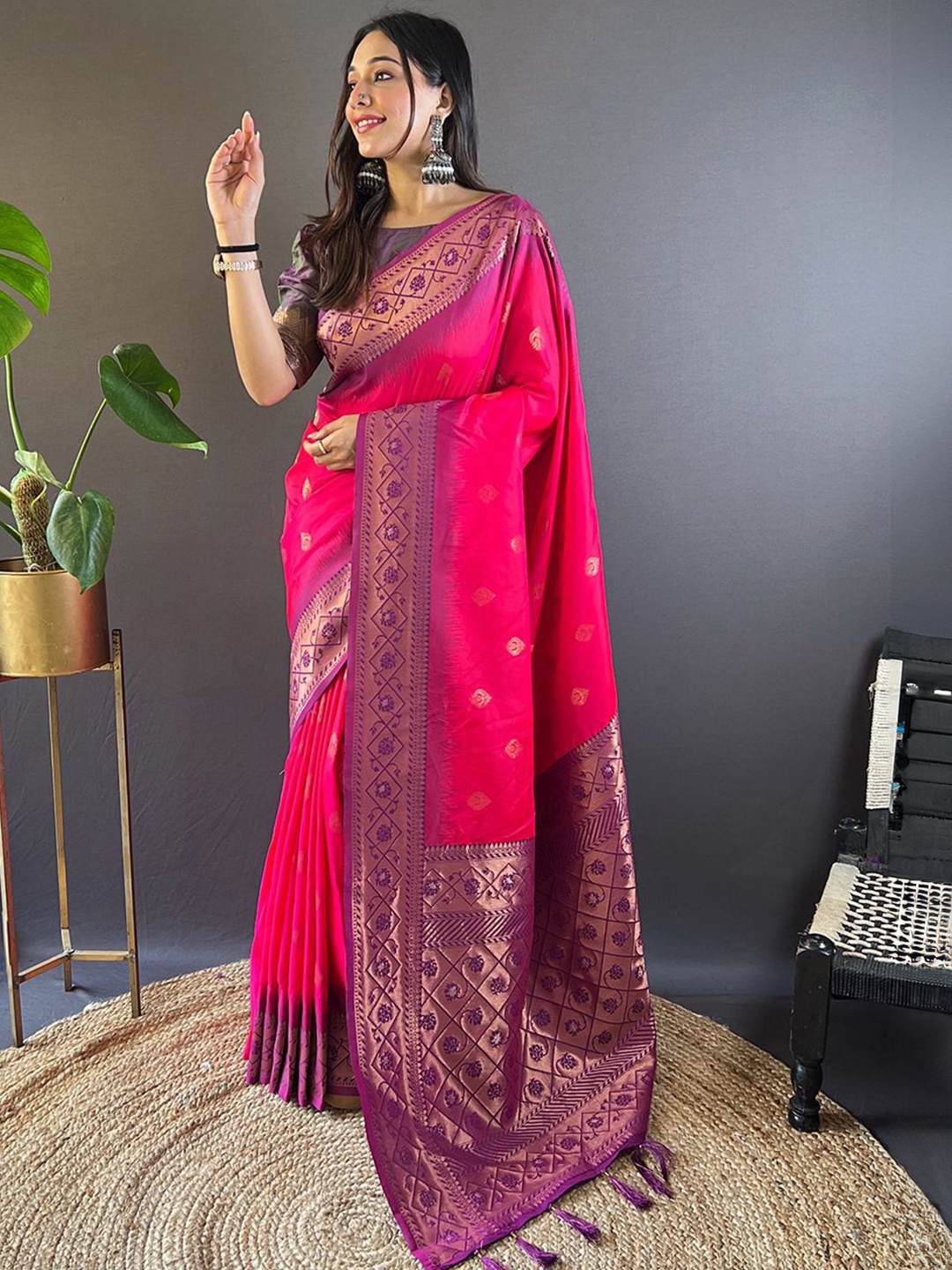 

DEVATITHI Woven Design Zari Silk Blend Banarasi Saree, Pink