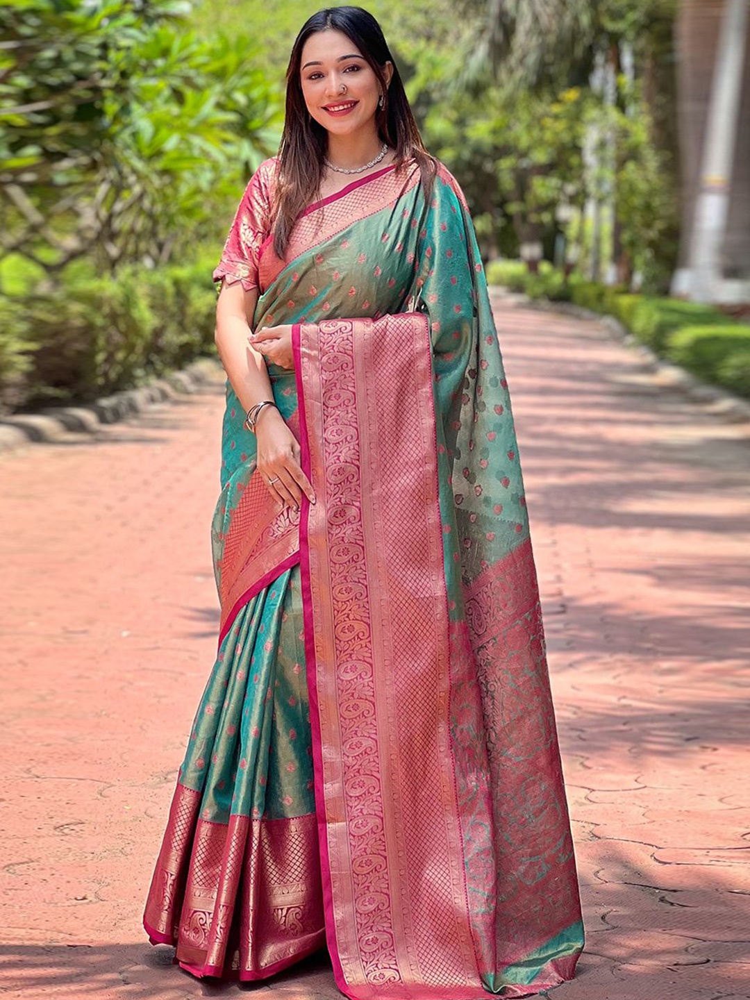 

DEVATITHI Woven Design Zari Silk Blend Kanjeevaram Saree, Green