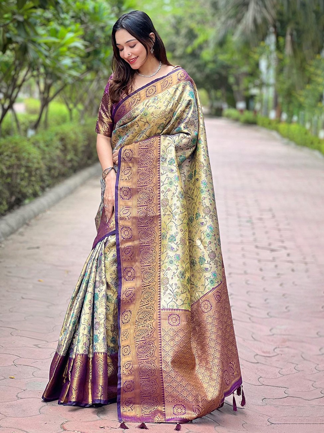 

DEVATITHI Woven Design Zari Silk Blend Dharmavaram Saree, Maroon