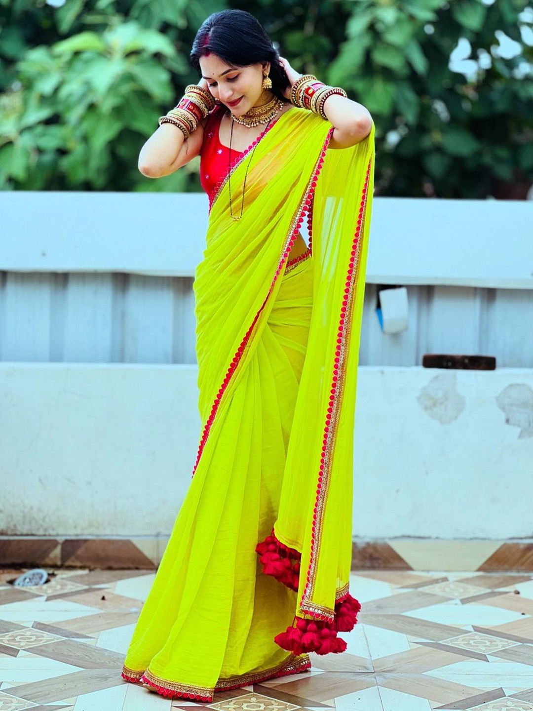 

LADY SHOPI Sequinned Pure Georgette Saree, Lime green