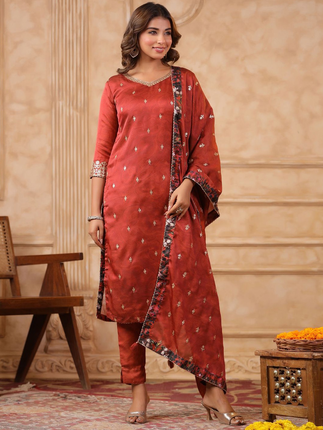 

Span Women Printed Regular Kurta with Trousers & With Dupatta, Red