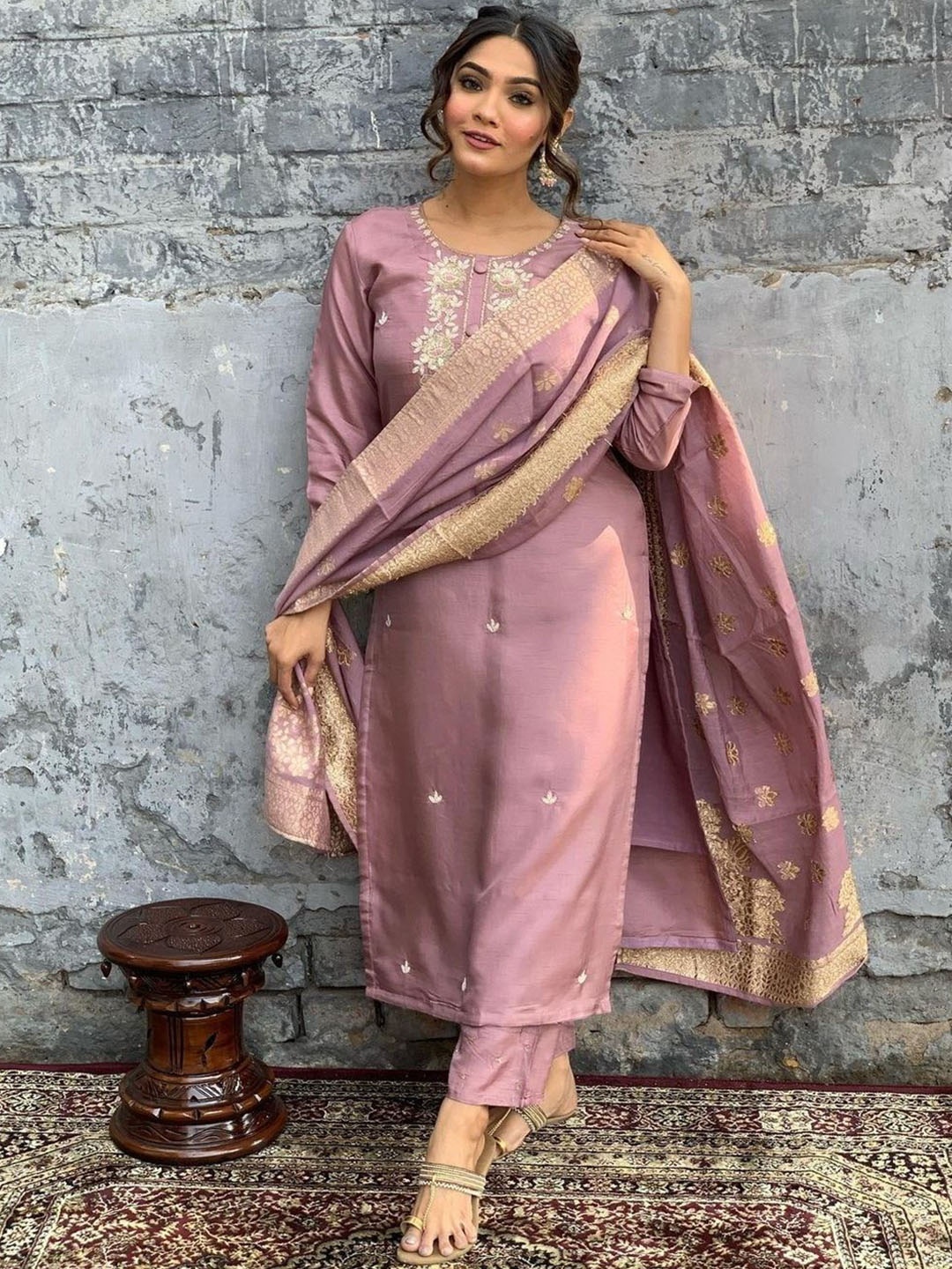 

TWINS LADY Women Ethnic Motifs Embroidered Regular Thread Work Chanderi Silk Kurta with Trousers & With, Pink