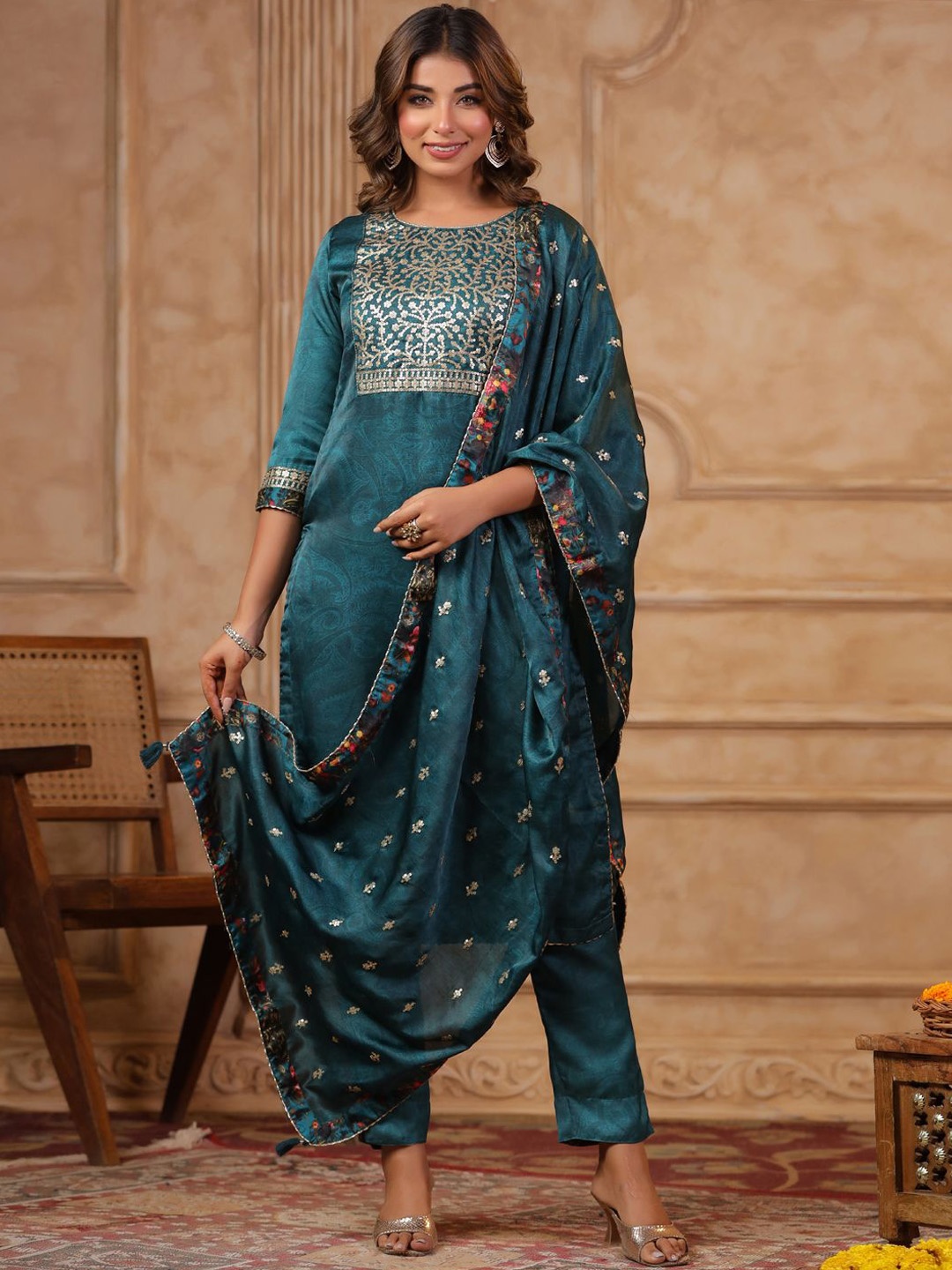 

Span Women Floral Embroidered Regular Kurta with Trousers & With Dupatta, Green