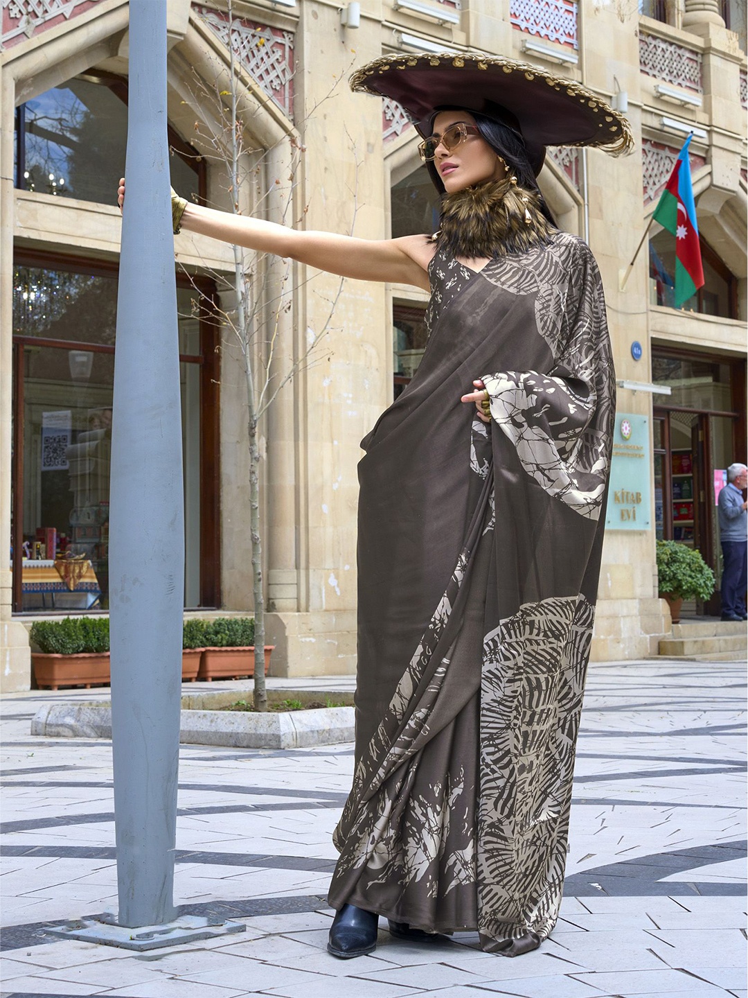 

elora Abstract Printed Saree With Unstitched Blouse Piece, Black