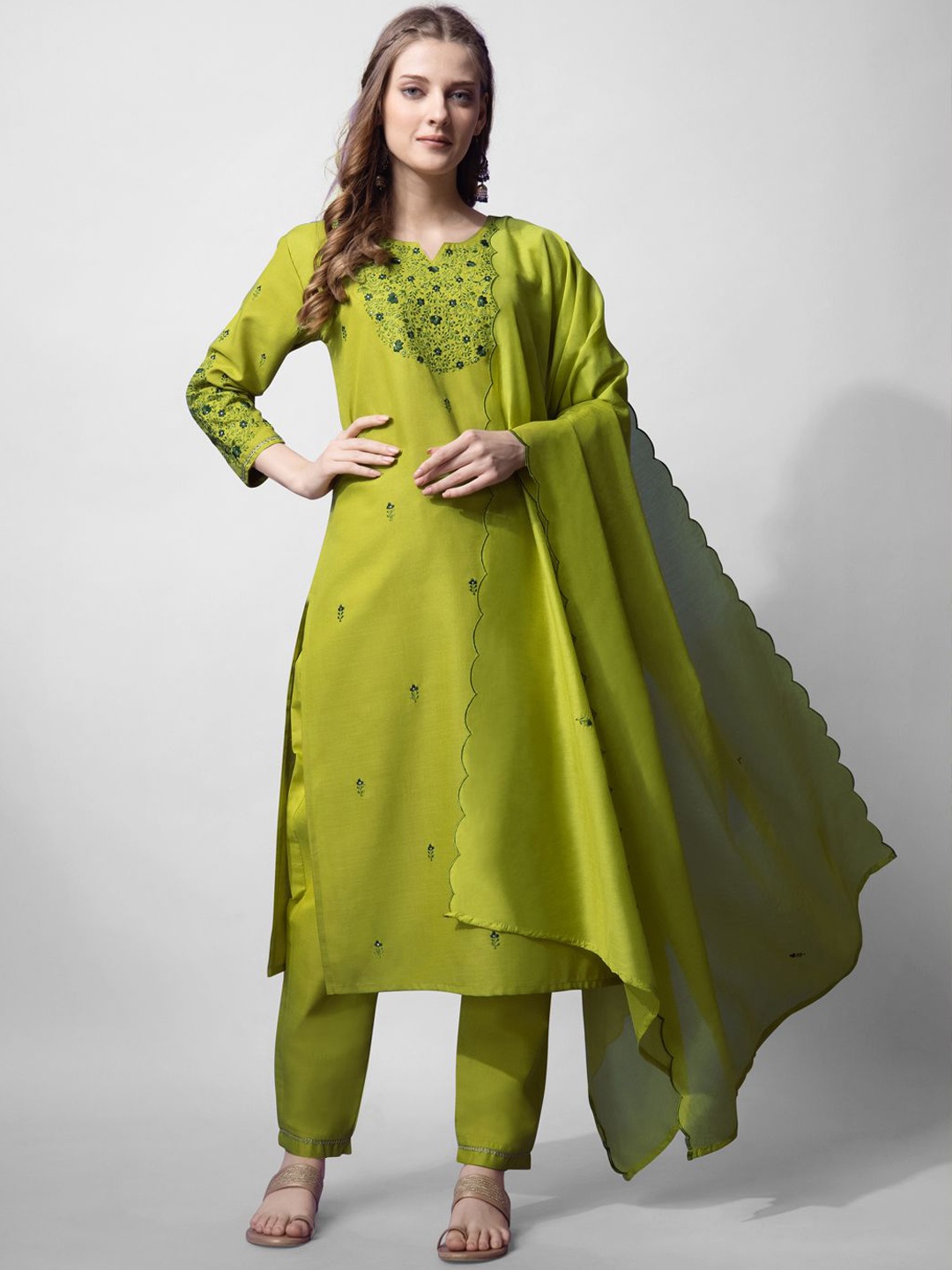 

Riddhi Textile Hub Women Ethnic Motifs Embroidered Regular Thread Work Kurta with Trousers & With Dupatta, Green