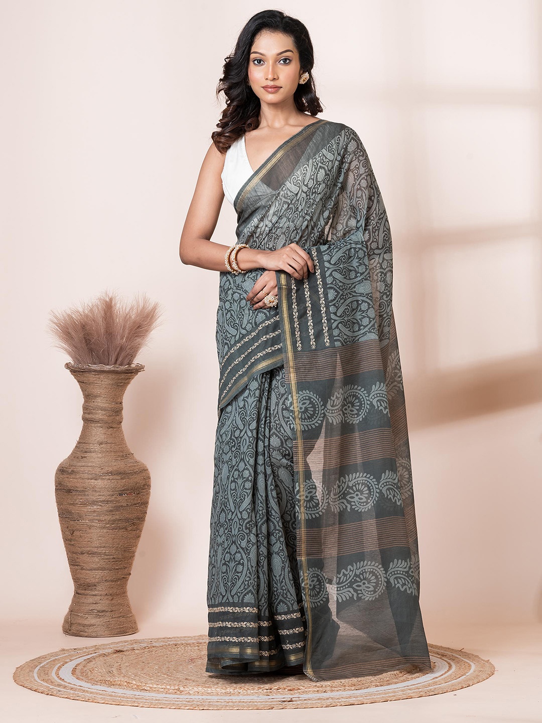 

VIBHAVARI Paisley Zari Saree, Green