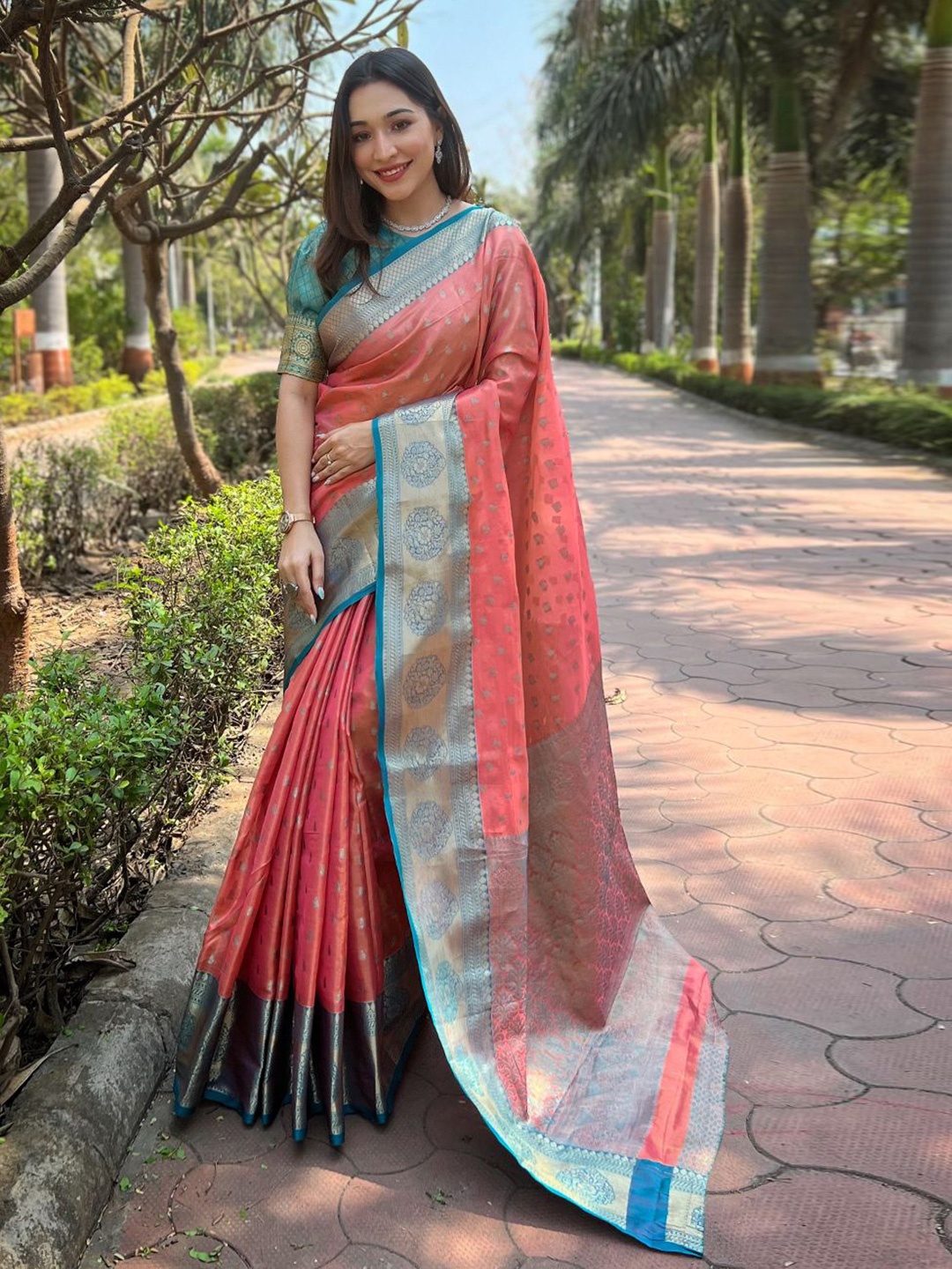 

DEVATITHI Woven Design Zari Silk Blend Kanjeevaram Saree, Peach