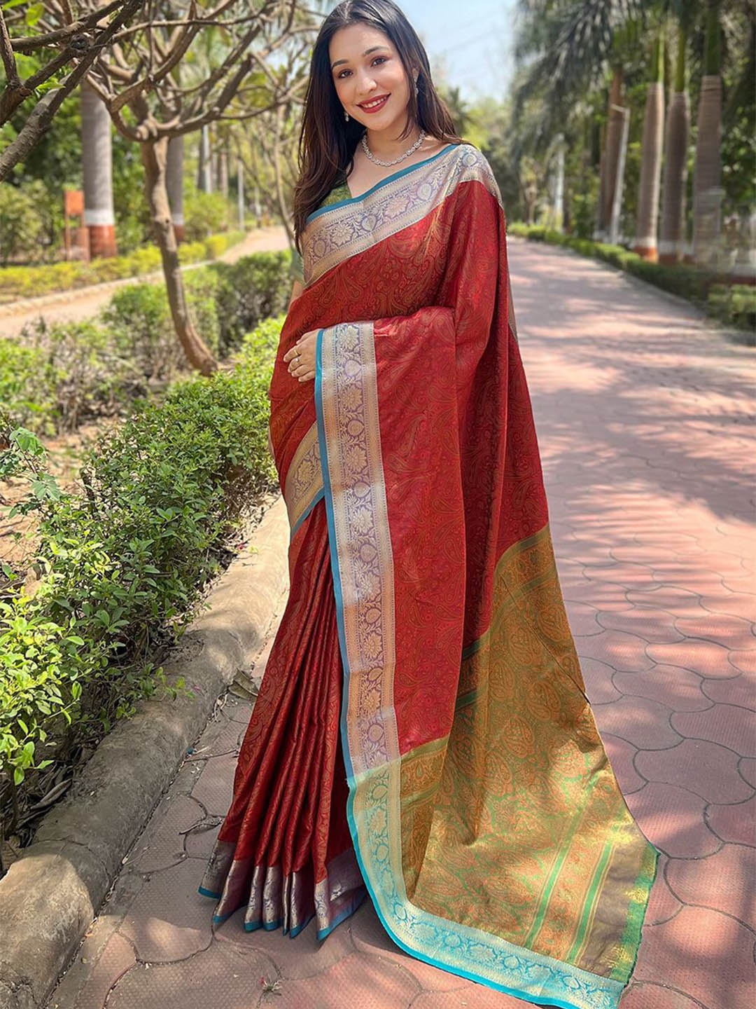 

DEVATITHI Woven Design Zari Silk Blend Banarasi Saree, Red