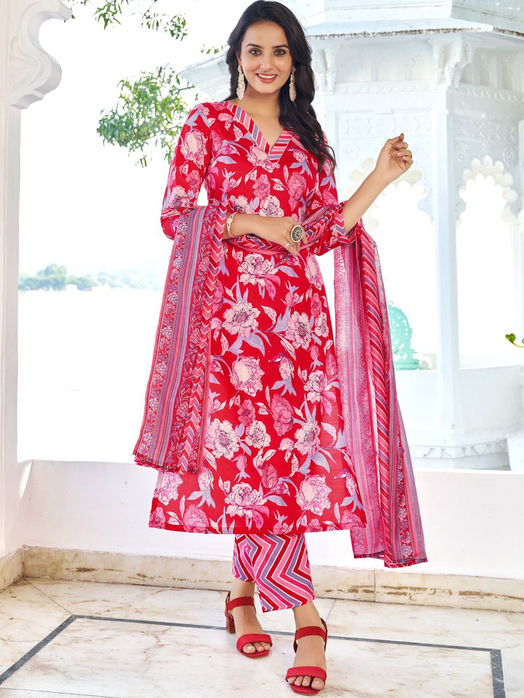 

VIBE VISION Women Kurta Sets, Red