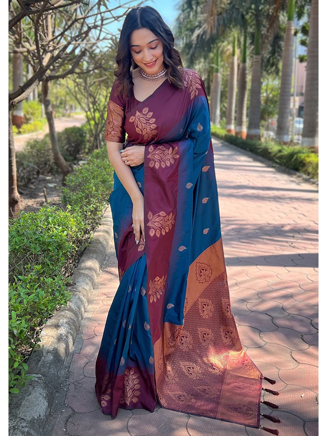

DEVATITHI Woven Design Zari Silk Blend Banarasi Saree, Blue